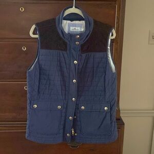 Vineyard vines quilted vest with suede accents. Wonderful layering piece!